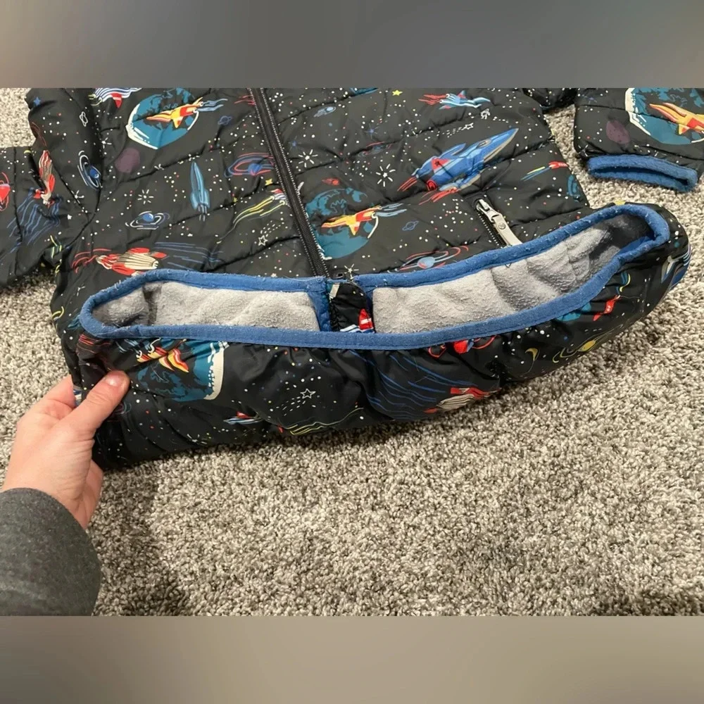Hanna Andersson boy's space print black hooded puffer jacket, size 140 / 10. - Picture 6 of 12